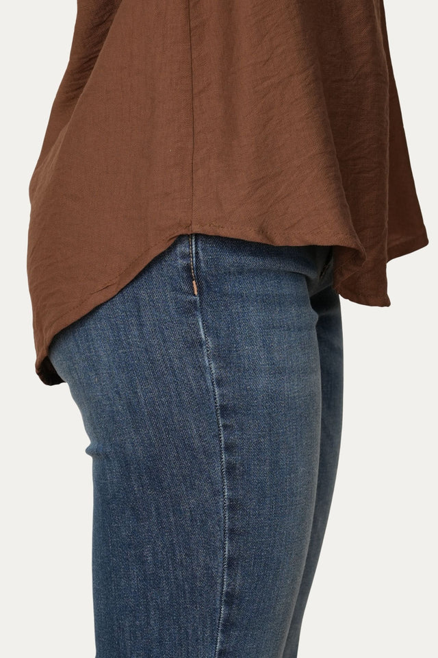 Blusa scollo a V con bottoni in viscosa strutturata - Moka