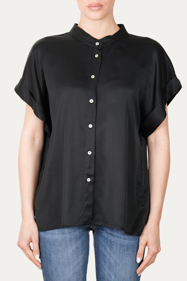 Blusa coreana a maniche corte in raso di viscosa - Nero