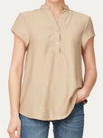 Blusa scollo a V con bottoni in viscosa strutturata - Crema