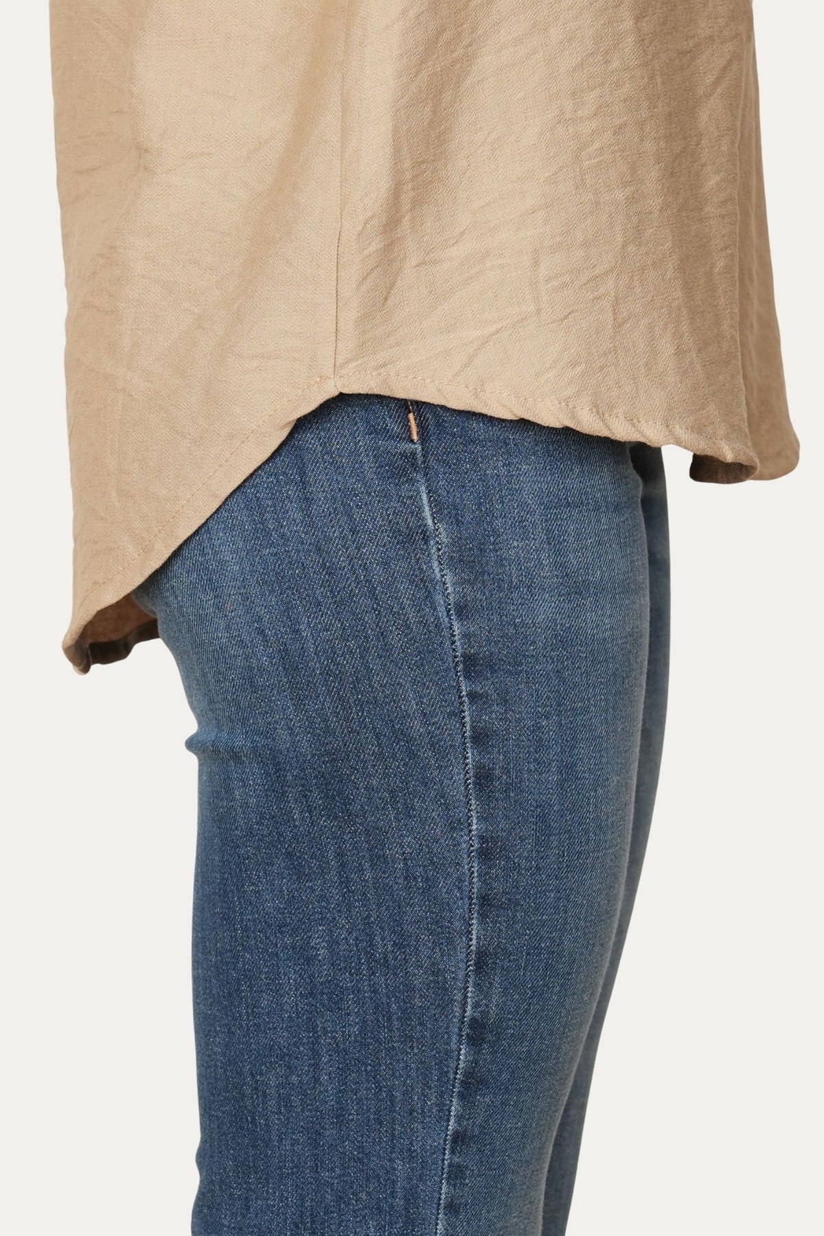 Blusa scollo a V con bottoni in viscosa strutturata - Crema